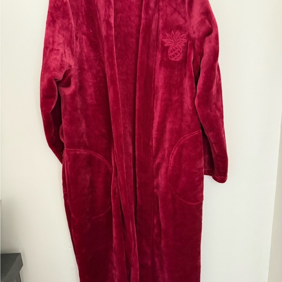 Elegant Burgundy Plush Robe - Picture 4 of 9